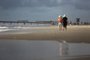 TRAMANDAÍ, RS, BRASIL - 2024.01.26 - Ambiental na beira da praia, em Tramandaí. Sol entre nuvens e horário cedo da manhã levam poucos veranistas à praia. (Foto: André Ávila/ Agência RBS)Indexador: Andre Avila<!-- NICAID(15661292) -->