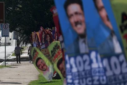 PORTO ALEGRE, RS, BRASIL, 17-08-2026: Windbanners: campanha eleitoral começa com profusão de bandeiras de chão em Porto Alegre. Fotos: Duda Fortes/Grupo RBS<!-- NICAID(16347458) -->