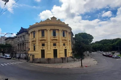 Préido da faculdade de Medicina da UFRGS foi picahdo, mas sujeira foi limpa logo em seguida.<!-- NICAID(15656283) -->