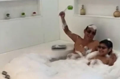 Após covid, Zeca Pagodinho curte banheira e agradece orações: 'São e salvo'<!-- NICAID(15139130) -->