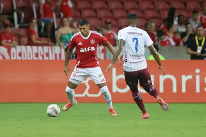 Braian Aguirre, lateral do Inter, na partida contra o Caxias