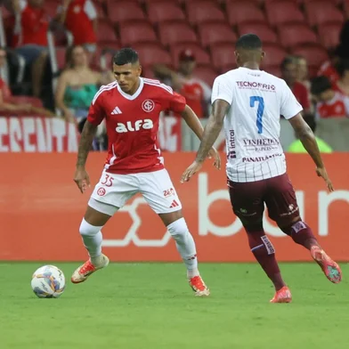 Braian Aguirre, lateral do Inter, na partida contra o Caxias