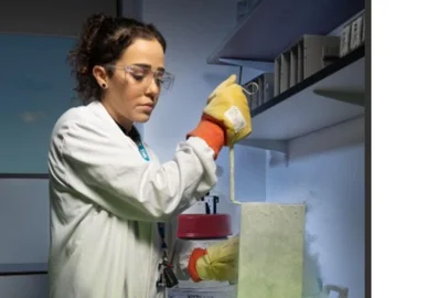 Um estudo investiga a relação entre micro e nanoplásticos e os níveis de doenças hepáticas no fígado humano. Desenvolvido por pesquisadores do Centro de Hepatologia Ambiental, situado no Parque Científico de Plymouth - cidade portuária em Devon, no sudoeste da Inglaterra -, a pesquisa tem chamado a atenção e será tema de um documentário de uma hora de duração da BBC, que gravou durante dois dias com a equipe envolvida no trabalho. A gaúcha Paula Boeira (foto), de 37 anos, integra a equipe de pesquisadores.<!-- NICAID(16288248) -->