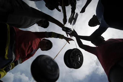 CAXIAS DO SUL, RS, BRASIL 03/12/2015Grupo de alunos da escola caxiense Nova Esperança, no loteamento Vila Amélia, faz coro aos novos apaixonados pelo ioiô. (Felipe Nyland/Agência RBS)Indexador: Felipe Nyland                   <!-- NICAID(11864677) -->