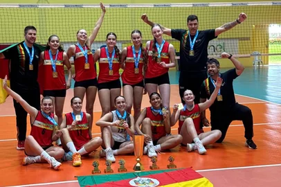 Com quatro atletas de Caxias do Sul, seleção gaúcha sub-16 conquistou o título do Brasileiro de Seleção de Vôlei feminino.<!-- NICAID(16239763) -->