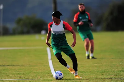 CAXIAS DO SUL, RS, BRASIL, 14/05/2021. Treino do Juventude no CT. O Juventude se prepara para a série A do campeonato brasileiro 2021. Na foto, atacante Marcos Vinícios, o Sorriso. (Porthus Junior/Agência RBS)Indexador:                                 <!-- NICAID(14783929) -->