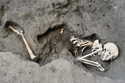As descobertas continuam na área de escavação da  Região  IX,  Ísula  10 de Pompeia, onde estão em curso investigações arqueológicas no âmbito de um projecto mais amplo que visa garantir a segurança das frentes de escavação.A última descoberta, cuja primeira visão científica acaba de ser publicada no E-Journal of the Pompeii Excavations  , é um ambiente onde foram encontradas duas vítimas da erupção, um homem e uma mulher. Esta última descoberta na cama trouxe consigo um pequeno tesouro com moedas de ouro, prata e bronze, e algumas joias, incluindo brincos de ouro e pérolas.<!-- NICAID(15841475) -->