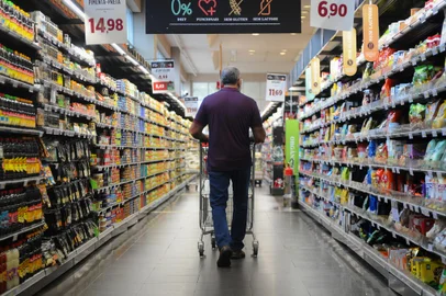 CAXIAS DO SUL, RS, BRASIL, 05/12/2023. Ceias, kits, cestas e pesquisa de preços: como os caxienses se organizam para as festas natalinas. A reportagem foi em supermercados e padarias para conferir como está a procura pelos itens. (Bruno Todeschini/Agência RBS)Indexador: BTK<!-- NICAID(15616877) -->