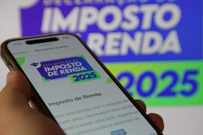 Imposto de renda da receita federal numa tela de celular para consultar com fundo desfocado.Fonte: 1338779455<!-- NICAID(16038758) -->