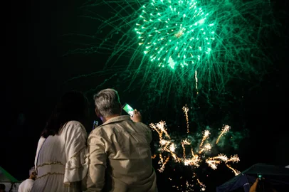 Com 14 minutos de fogos de artifício, banhos de espumante e pagode, Torres recepciona 2024 à beira-marCom 14 minutos de fogos de artifício, banhos de espumante e pagode, Torres recepciona 2024 à beira-mar.Indexador: Camila HermesFonte: Camila HermesFotógrafo: Camila Hermes<!-- NICAID(15638324) -->