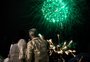 Com 14 minutos de fogos de artifício, banhos de espumante e pagode, Torres recepciona 2024 à beira-mar