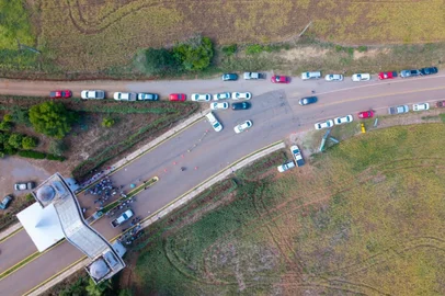 O governador Eduardo Leite inaugurou, nesta sexta-feira (21/3), a pavimentação de um acesso municipal em Montauri e de uma ligação regional em Guabiju, na Serra. O governo do Estado investiu R$ 85 milhões nas obras, que beneficiam o desenvolvimento social e econômico na região.<!-- NICAID(16001266) -->