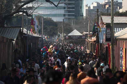 PORTO ALEGRE, RS, BRASIL, 14-09-2025: Domingo de sol e calor atrai milhares de pessoas ao Acampamento Farroupilha no parque Maurício Sirotsky Sobrinho. Foto: Jonathan Heckler/Agência RBS<!-- NICAID(16123931) -->