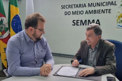 Assinado decreto que regulamenta os serviços funerários em Caxias do Sul. Na foto, o secretário do meio ambiente, João Uez, e o prefeito Adiló Didomenico.<!-- NICAID(15581832) -->