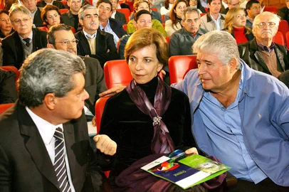 Yeda Crusius (C) e Roberto Requião (D). A proposta de reforma tributáriaapresentada pelo secretário de Política Econômica do Ministério da Fazenda,Bernard Appy, foi aprovada com ressalvas pelos governadores do Sul,reunidos ontem em Bonito. Yeda Crusius, André Puccinelli (MS), Roberto Requião (PR) e o vicegovernador de Santa Catarina, Leonel Pavan, gostaram particularmente da proposta de criação de fundos de desenvolvimento regional, o que abre caminho para a recriação da Sudesul.#PÁGINA:10 Fonte: Divulgação Fotógrafo: Jefferson Bernardes<!-- NICAID(1970113) -->