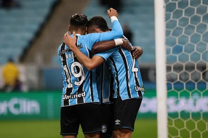 PORTO ALEGRE, RS, BRASIL, 08-07-2025: Na Arena, Grêmio enfrenta o São José valendo o título da Recopa. O duelo promove o encontro entre o campeões do Gauchão 2024 — o Tricolor — e da Copa FGF do ano passado — o Zeca. Na foto, Segundo gol do Grêmio. Amuzu marca com assistência de Alysson, para o 2-0.  Fotos: Duda Fortes/Agência RBS<!-- NICAID(16076195) -->
