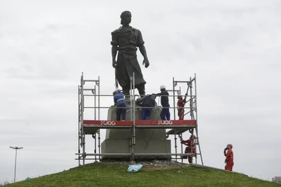 PORTO ALEGRE, RS, BRASIL, 23-09-2021: Trabalho de remoção da estátua do Laçador, na entrada de Porto Alegre, na zona norte, para restauro da obra. (Foto: Mateus Bruxel / Agencia RBS)Indexador: Mateus Bruxel<!-- NICAID(14897168) -->
