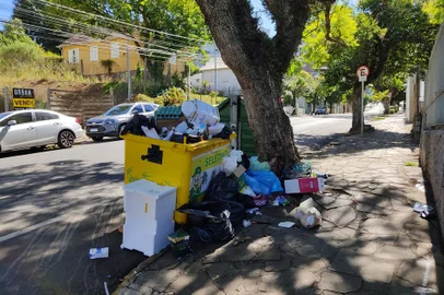 Lixeiras amanhecem cheias de lixo mesmo após aviso da Codeca que não teria coleta no Natal em Caxias<!-- NICAID(14976989) -->
