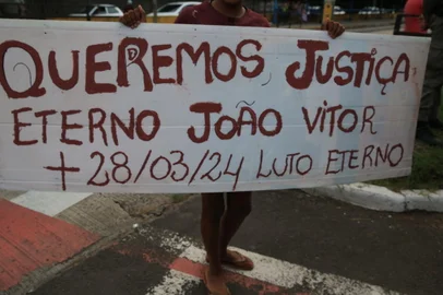 PORTO ALEGRE, RS, BRASIL, 02/04/2024- Protesto por morte de menino causa congestionamento na Avenida Bento Gonçalves. Foto: Ronaldo Bernardi / Agencia RBS<!-- NICAID(15722714) -->