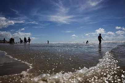 CAPÃO DA CANOA, RS, BRASIL, 19-02-2026: Queimaduras por água-viva aumentam 36% em relação ao verão passado no Estado, com quase 123 mil casos nesta temporada. Os ferimentos por água viva chegaram a 122.920 no Rio Grande do Sul, desde o começo da Operação Verão Total, em 19 de dezembro de 2025, até a Quarta-feira de Cinzas. O quantitativo aumentou em relação à temporada passada, quando os registros estavam em torno de 90 mil. Fotos: Renan Mattos/Agencia RBS<!-- NICAID(16228269) -->
