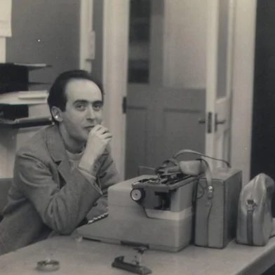 Jornalista Vladimir Herzog. Fotografia provavelmente tirada na redação da Rádio BBC de Londres.<!-- NICAID(16006758) -->