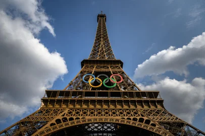 A photo shows the Olympic rings on the Eiffel Tower ahead of the Paris 2024 Olympic Games in Paris, on July 24, 2024. (Photo by Fabrice COFFRINI / AFP)<!-- NICAID(15823109) -->