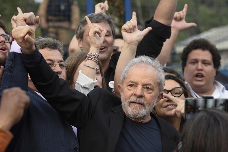 (FILES) In this file photo taken on November 08, 2019, former Brazilian President Luiz Inacio Lula da Silva gestures as he leaves the Federal Police Headquarters, where he was serving a sentence for corruption and money laundering, in Curitiba, Parana State, Brazil. - A Brazilian Supreme Court judge overturned the graft convictions against former president Luiz Inacio Lula da Silva on March 8, 2021, clearing the way for the left-wing leader to run in the 2022 presidential election. (Photo by HENRY MILLEO / AFP)Editoria: CLJLocal: CuritibaIndexador: HENRY MILLEOSecao: justice and rightsFonte: AFPFotógrafo: STR<!-- NICAID(14730438) -->
