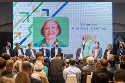 Ana Amélia Lemos assina ficha no PSD