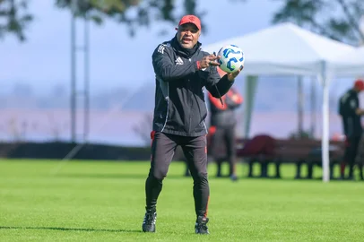 Roger Machado em treino do Inter antes do jogo contra o Fluminense pelo Brasileirão.<!-- NICAID(16049555) -->
