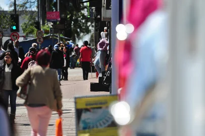 CAXIAS DO SUL, RS, BRASIL, 16/09/2022. A reportagem foi até a avenida Júlio de Castilhos, no trecho entre a Montaury e Visconde de Pelotas, para conversar com comerciantes que utilizam sistema de som na calçada para anunciar ofertas. A utilização de manequins nas calçadas também é objeto de fiscalização da secretaria de Urbanismo. (Bruno Todeschini/Agência RBS)<!-- NICAID(15208143) -->