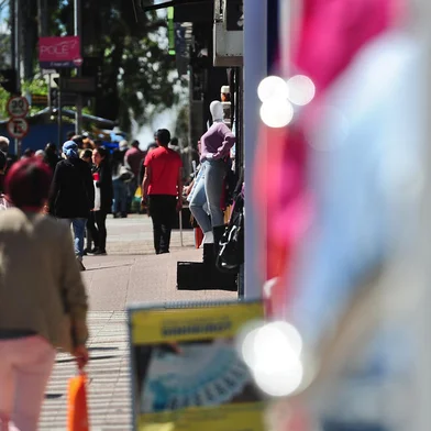 CAXIAS DO SUL, RS, BRASIL, 16/09/2022. A reportagem foi até a avenida Júlio de Castilhos, no trecho entre a Montaury e Visconde de Pelotas, para conversar com comerciantes que utilizam sistema de som na calçada para anunciar ofertas. A utilização de manequins nas calçadas também é objeto de fiscalização da secretaria de Urbanismo. (Bruno Todeschini/Agência RBS)<!-- NICAID(15208143) -->