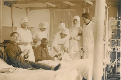 Hospital Franco-Brasileiro em Paris, usado na Primeira Guerra MundialNo canto direito, médico Djalma Só Jobim<!-- NICAID(16074021) -->