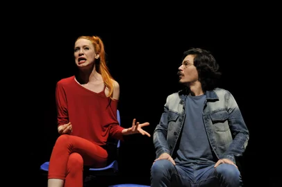 O espetáculo Terapia de Casal, uma comédia em crise - Amor, DR’s e gargalhadas conta a história de Alice e Marcos, um jovem casal que se conhece nos anos noventa e que, depois de uma década de relacionamento com alguns conflitos, crises e muitas risadas, se vê diante de um terapeuta numa sessão de terapia de casal.FOTO: Os atores Letícia Kleemann e João Petrillo interpretam os personagens Alice e Marcos.<!-- NICAID(15491593) -->