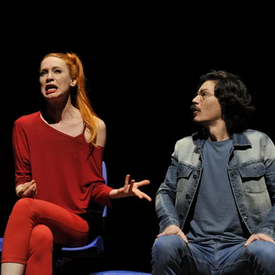 O espetáculo Terapia de Casal, uma comédia em crise - Amor, DR’s e gargalhadas conta a história de Alice e Marcos, um jovem casal que se conhece nos anos noventa e que, depois de uma década de relacionamento com alguns conflitos, crises e muitas risadas, se vê diante de um terapeuta numa sessão de terapia de casal.FOTO: Os atores Letícia Kleemann e João Petrillo interpretam os personagens Alice e Marcos.<!-- NICAID(15491593) -->