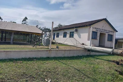 Desde a última semana que moradores da cidade de Cerrito, no sul do Estado, estão sem energia elétrica. Nesta sexta-feira (29), completam nove dias em que um temporal com rajadas de vento de até 120 km/h passou pelo município, destelhando casas e prédios, destruindo árvores e derrubando postes. <!-- NICAID(15720399) -->