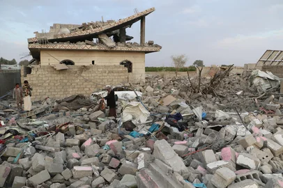 People inspect the rubble of a house hit by a US strike on the weekend in Yemen's northern Saada province on March 17, 2025. Yemen's Huthi rebels said they attacked an American aircraft carrier group twice within 24 hours as they prepared for huge rallies on March 17, after weekend US strikes over their repeated attacks on Red Sea shipping sparked by the Gaza war, which left dozens dead. (Photo by AFP)<!-- NICAID(16002392) -->