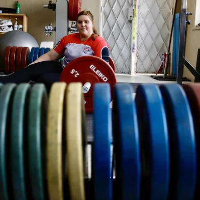Porto Alegre, RS, Brasil, 31-10-2025: A cubana Alessandra, 15 anos, refugiada no Brasil, treina ginástica artística na Sogipa e sonha em representar o país nas competições. Foto: Jeff Botega/Agência RBSIndexador: jeff botega<!-- NICAID(16158130) -->