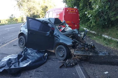 Mulher morre em acidente entre carro e caminhão na BR-386, no norte do RS<!-- NICAID(16210876) -->