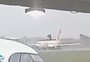 VÍDEO: asfalto de pista desprende e atinge avião em aeroporto de Santa Catarina