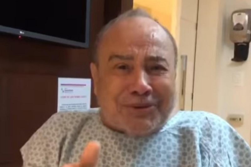 Stenio Garcia posta vídeo para tranquilizar os fãs após desmaiar e ser hospitalizado.<!-- NICAID(15626064) -->