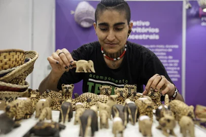 Porto Alegre, RS, Brasil, 29-11-2024: Murilo Munìí com artesanato indígena. Expo Favela 2024, no Centro de Eventos da Pucrs. Foto: Mateus Bruxel / Agência RBSIndexador: MATEUS BRUXEL<!-- NICAID(15925140) -->