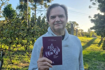 O Lançamento do livro 'Era dos Ventos', do vinhateiro Luis Henrique Zanini acontecerá pela primeira vez na Serra Gaúcha no dia 28/06, às 19h na Tubuna (Rua Nelson Carraro, 750, bairro Santo Antão - Bento Gonçalves). Na oportunidade, o escritor fará sessão de autógrafos com degustação de alguns de seus vinhos. A entrada é gratuita. Resumo do livro enviado pelo autor: O enólogo e poeta, Luís Henrique Zanini lança seu primeiro livro: A Era dos Ventos: poesias, histórias e lendas do vinho.  Nele o autor traz um pouco de seu caminho na vitivinicultura, através de suas poesias e histórias de vida. Publicada pela Editora Contracorrente, a obra está concorrendo como livro do ano, pela revista  Prazeres da Mesa.Foto do autor/Divulgação está em anexo (caso precisar em maior qualidade te passo o contato dele direto) <!-- NICAID(15774898) -->