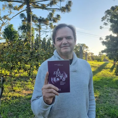 O Lançamento do livro 'Era dos Ventos', do vinhateiro Luis Henrique Zanini acontecerá pela primeira vez na Serra Gaúcha no dia 28/06, às 19h na Tubuna (Rua Nelson Carraro, 750, bairro Santo Antão - Bento Gonçalves). Na oportunidade, o escritor fará sessão de autógrafos com degustação de alguns de seus vinhos. A entrada é gratuita. Resumo do livro enviado pelo autor: O enólogo e poeta, Luís Henrique Zanini lança seu primeiro livro: A Era dos Ventos: poesias, histórias e lendas do vinho.  Nele o autor traz um pouco de seu caminho na vitivinicultura, através de suas poesias e histórias de vida. Publicada pela Editora Contracorrente, a obra está concorrendo como livro do ano, pela revista  Prazeres da Mesa.Foto do autor/Divulgação está em anexo (caso precisar em maior qualidade te passo o contato dele direto) <!-- NICAID(15774898) -->