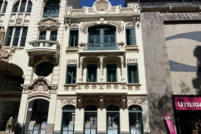 Prédio da Farmácia Carvalho, incorporado ao prédio da Previdência do Sul. Em 2025, ocupados por loja de cosméticos.<!-- NICAID(16006765) -->