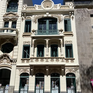 Prédio da Farmácia Carvalho, incorporado ao prédio da Previdência do Sul. Em 2025, ocupados por loja de cosméticos.<!-- NICAID(16006765) -->