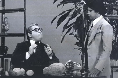 #PÁGINA:16Delfim inspirou Jô Soares a criar o personagem Doutor Sardinha, um economistaque se tornava presidente de uma cooperativa agrícola. O quadro, exibido no humorístico Planeta dos Homens, da TV Globo, popularizou o bordão "Meu negócio é números", com o qual Sardinha justificava a incapacidade de diferenciar chuchu e abacaxi. Fonte: Divulgação<!-- NICAID(1886795) -->