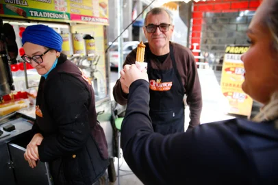 Porto Alegre, RS Brasil - Especial de aniversário GZH. O impacto da reportagem de GZH sobre a banca de churros da Daniela Pasin de Figueiredo e seu marido Jorami de Figueiredo. A banca Churros do Tio Jora existe desde 1989. FOTO: Jonathan Heckler, Agência RBS<!-- NICAID(15541722) -->