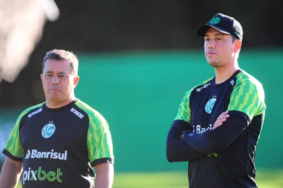 Descrição: CAXIAS DO SUL, RS, BRASIL, 26/06/2023. Treino do Juventude no Centro de Formação de Atletas e Cidadãos (Cfac). A equipe disputa a série B do Campeonato Brasileiro. Na foto, o técnico Thiago Carpini. (Porthus Junior/Agência RBS)Indexador:                                 <!-- NICAID(15466510) -->