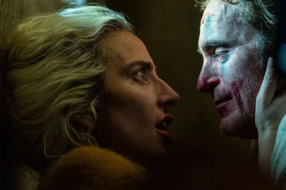 Lady Gaga como Arlequina e Joaquin Phoenix como Coringa em Joker: Folie à Deux<!-- NICAID(15350055) -->