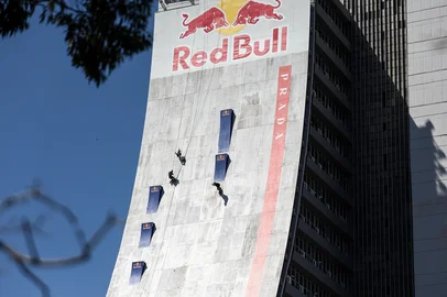 PORTO ALEGRE, RS, BRASIL, 25.09.2025: Últimos testes de Mineirinho, que treina descendo das rampas mais altas da pista de skate na CAFF. Na foto: descida da sexta rampa. Foto: Duda Fortes/Agência RBS<!-- NICAID(16132537) -->